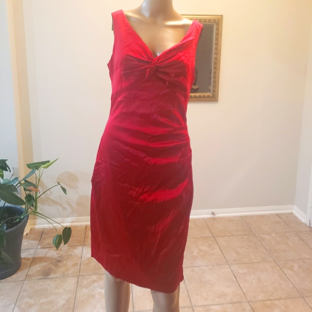 Andrew Marc 6 satiny sleeveless knotted vneck ruched fitted cocktail dress